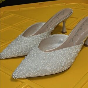 Pearl-Embellished Women's Pointed Mules - Cream kitten heel